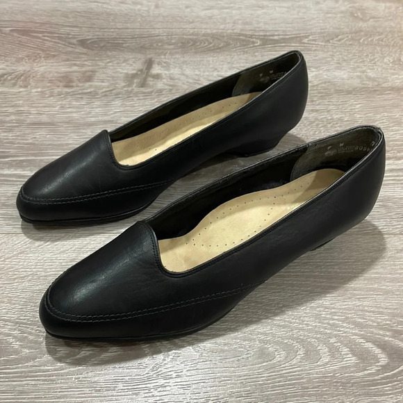 NWOT Vintage Penaljo The Fine Art of Comfort Black Leather 1 inch Heels 9 W - Picture 1 of 15